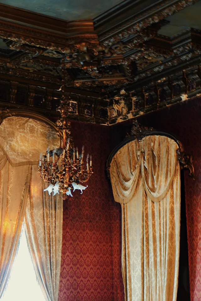 Perdele si candelabre