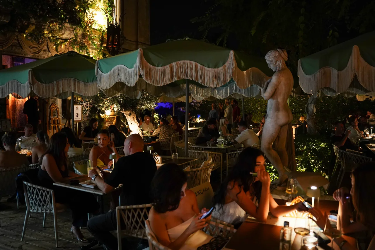 Gradina Grand Café in lumina serii