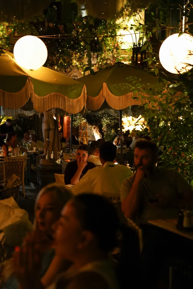 Lumini si conversatii pe terasa Grand Café