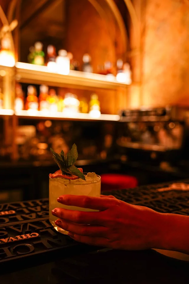 Un cocktail la bar