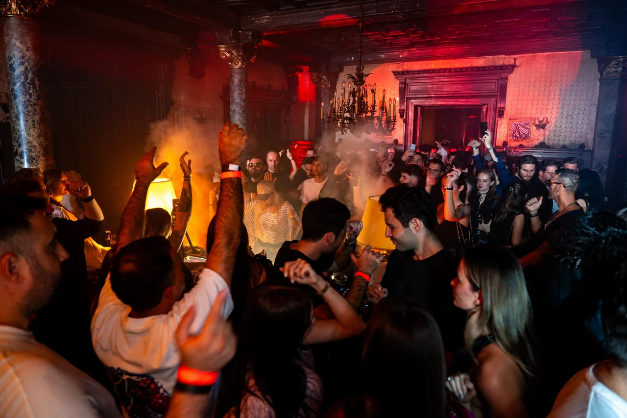 O seară de club în saloanele Palatului Monteoru