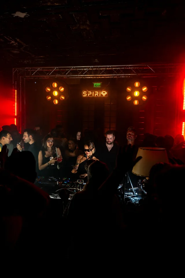 DJ set în lumină roșie